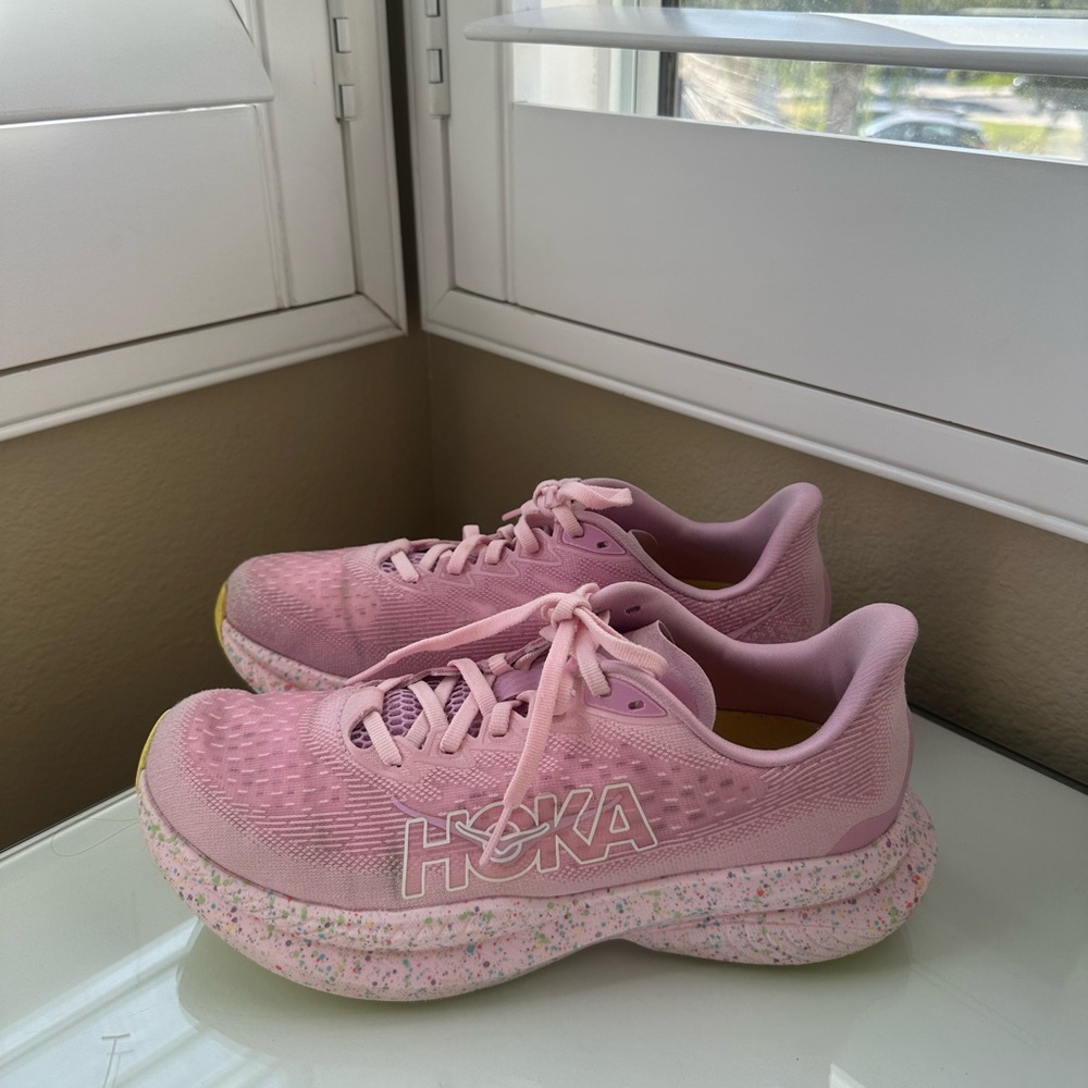 Hoka Mach 6 in Baby Pink